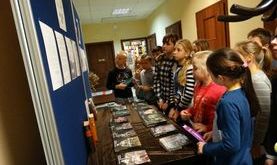 Ilustracja do artykułu: Spotkanie w bibliotece