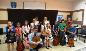 Ilustracja do artykułu: Zakończenie zajęć gry na gitarze