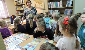 Ilustracja do artykułu: Z WIZYTĄ W BIBLIOTECE